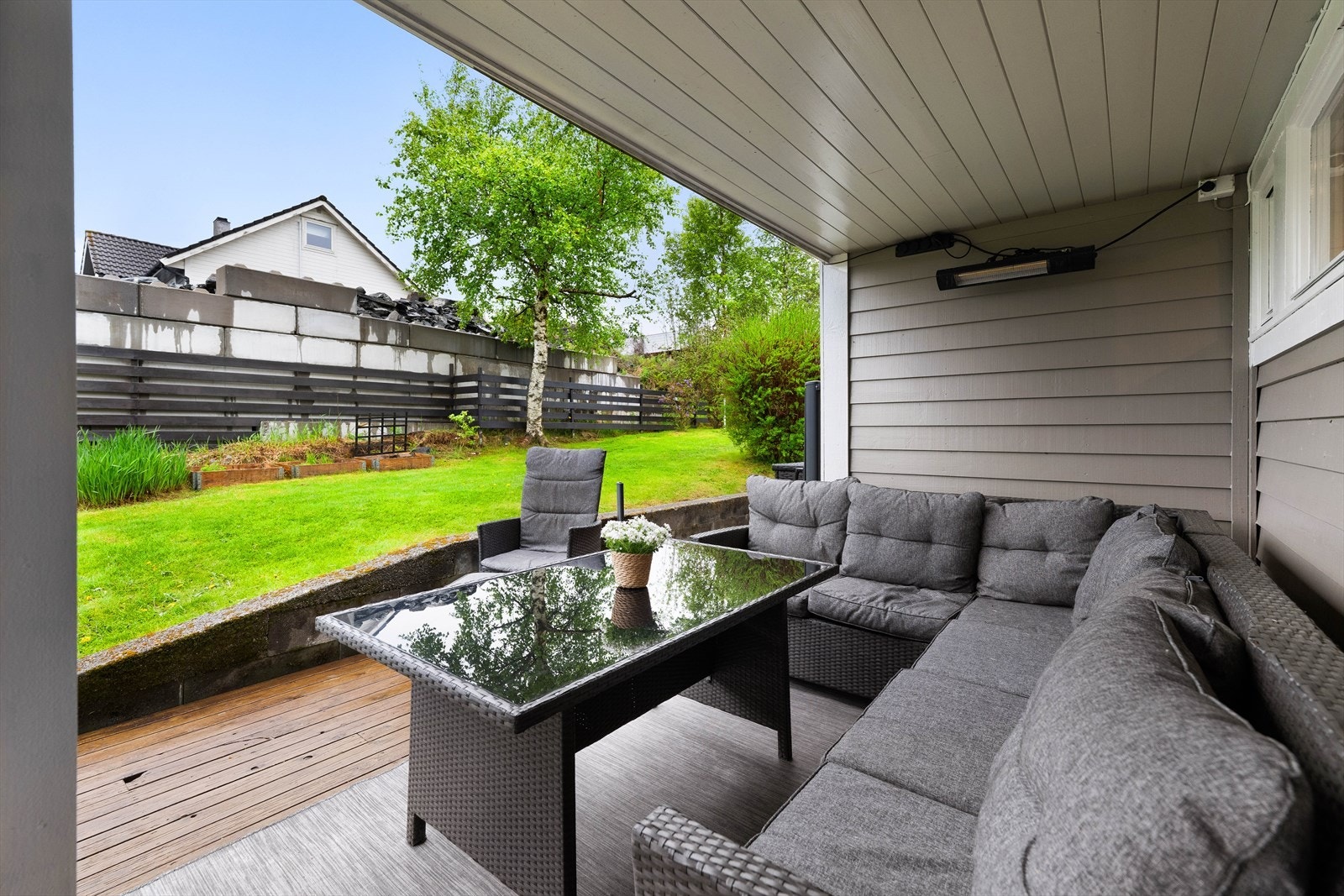 Enkel tilgang til terrasse fra stue - perfekt på solrike dager hvor middagen skal nytes utendørs Galleribilde