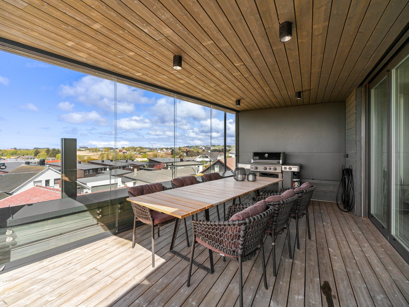 Spiseplassen på takterrassen inviterer til hyggelige måltider med flott utsikt. Galleribilde