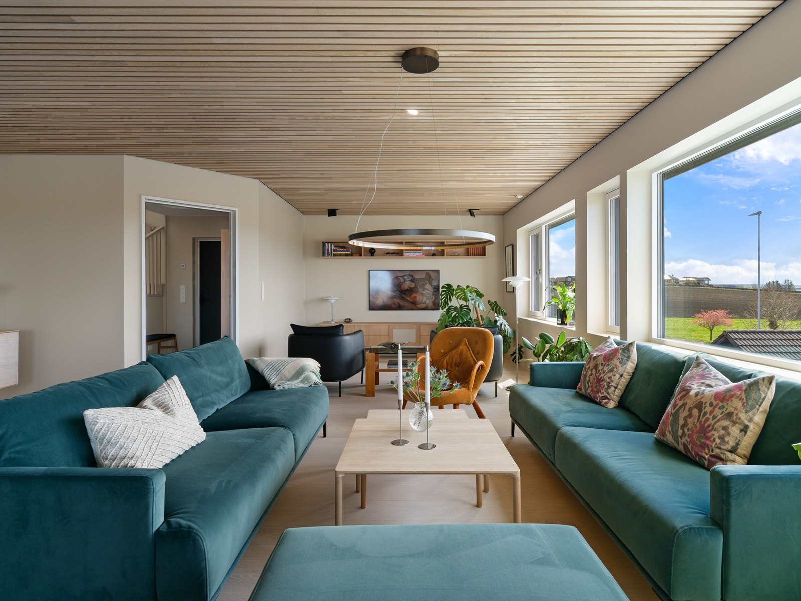 Stuen er i dag innredet med sittegruppe med sofaseksjon, sofagruppe og et spiseområde. Galleribilde