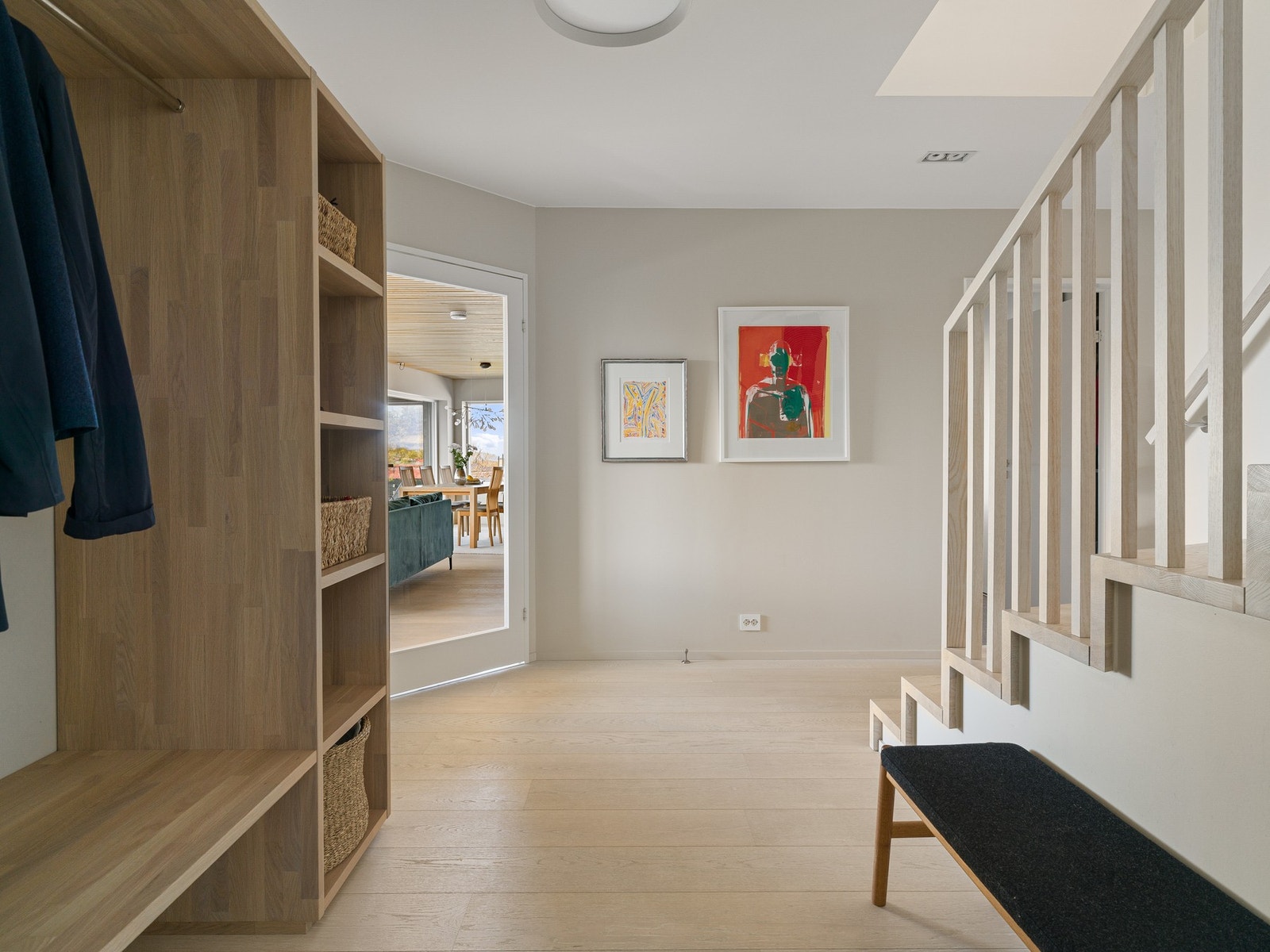 Her er det godt med plass til å henge fra seg yttertøy og sette fra seg sko i stedbygd garderobe i heltre eik. Galleribilde