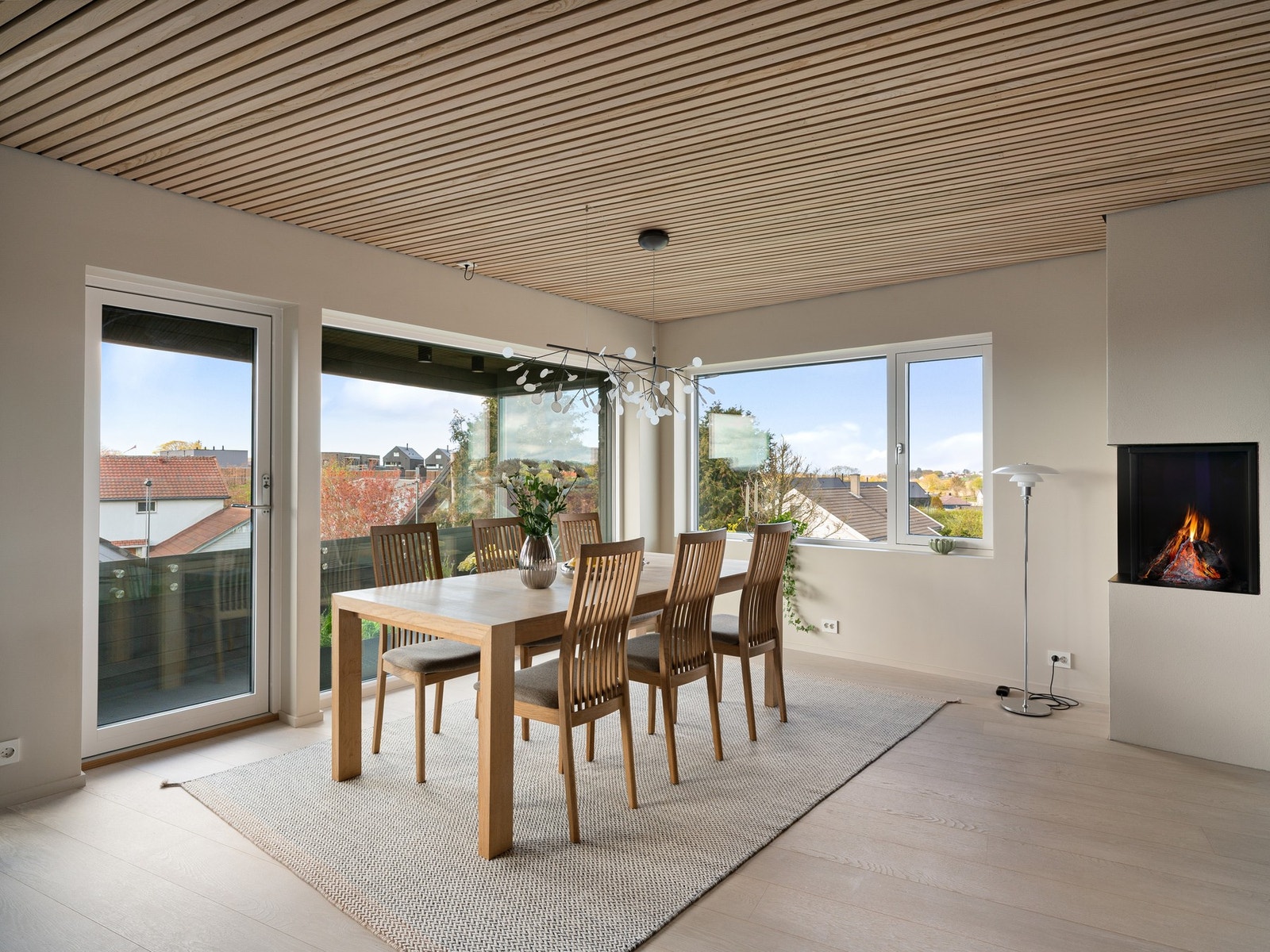 Den åpne løsningen mot spiseområdet skaper en sosial atmosfære, perfekt for både til hverdags og når du har gjester. Galleribilde