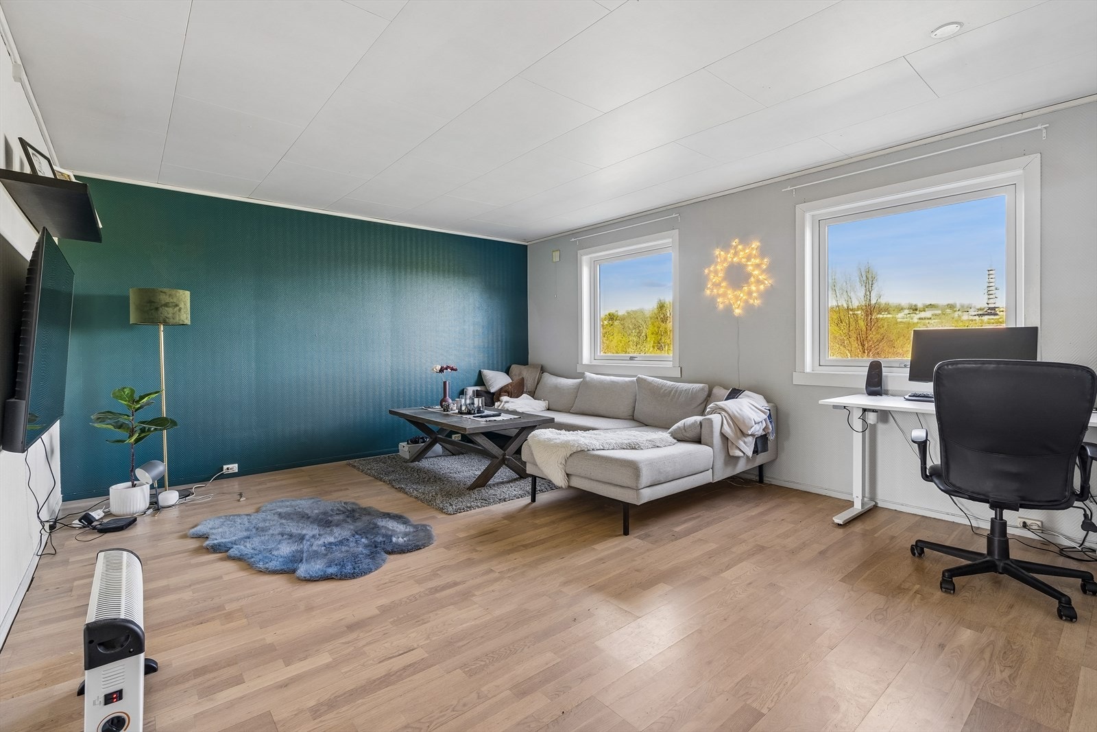 Soverommet har laminatgulv og slettmalte vegger, med plass til både seng og arbeidsområde. Galleribilde