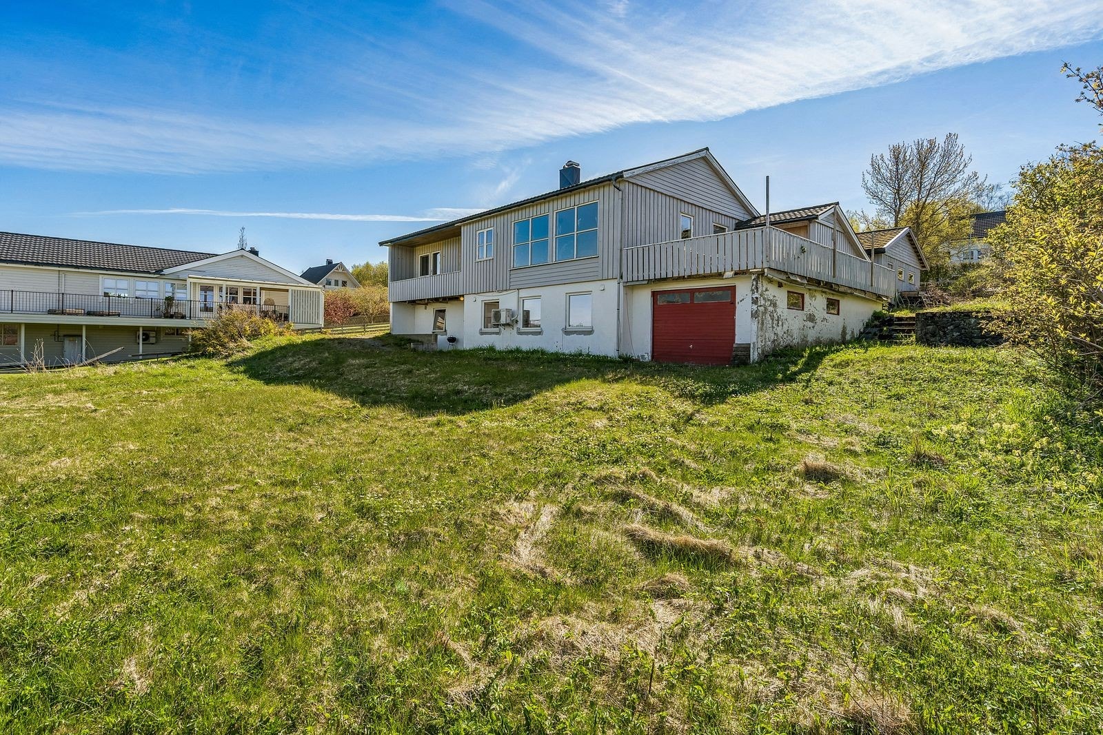 Boligen ligger på en romslig tomt med plen og prydbusker, som gir gode muligheter for uteaktiviteter. Galleribilde