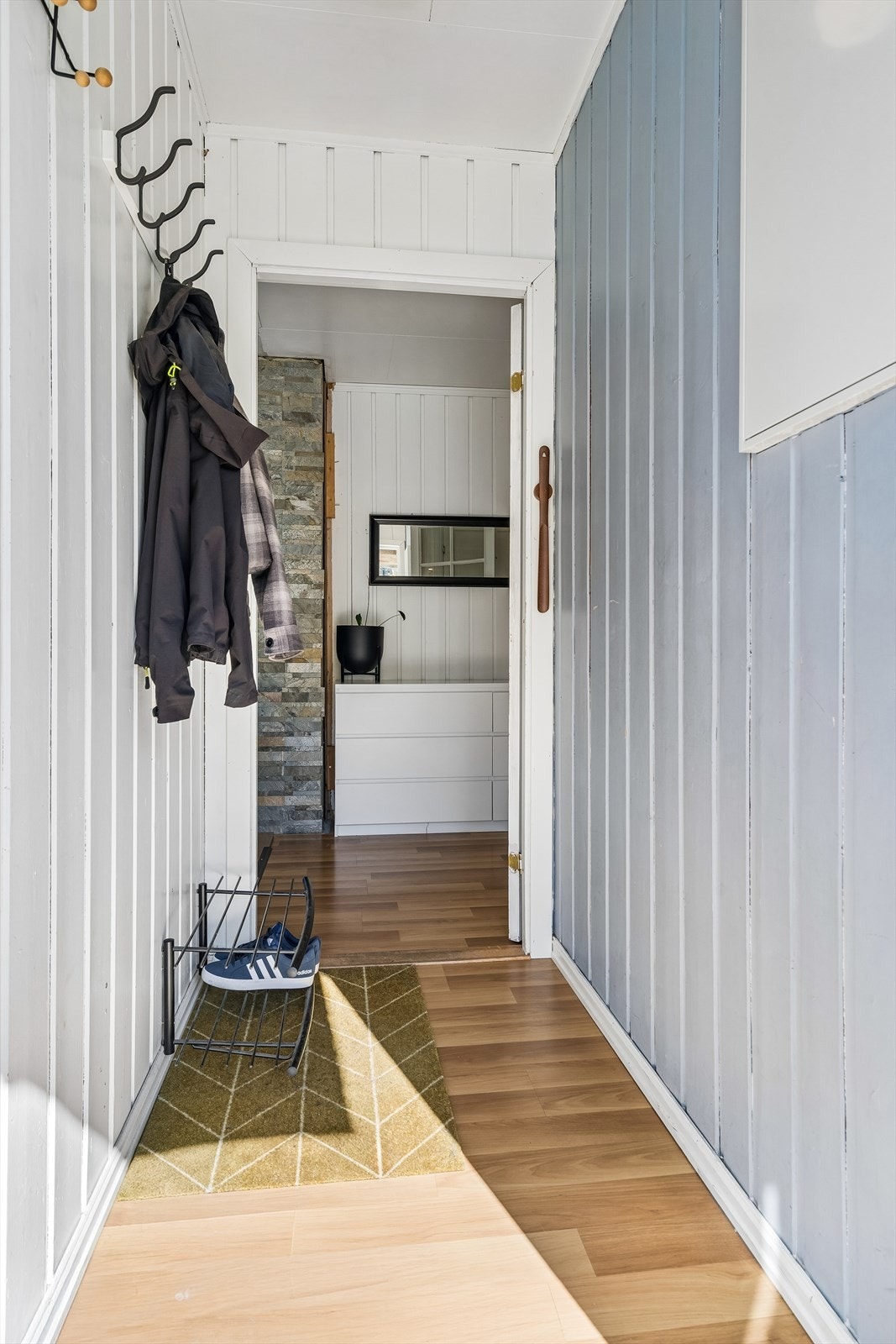 Skyvedørsgarderobe gir praktisk oppbevaringsplass i entréen. Galleribilde