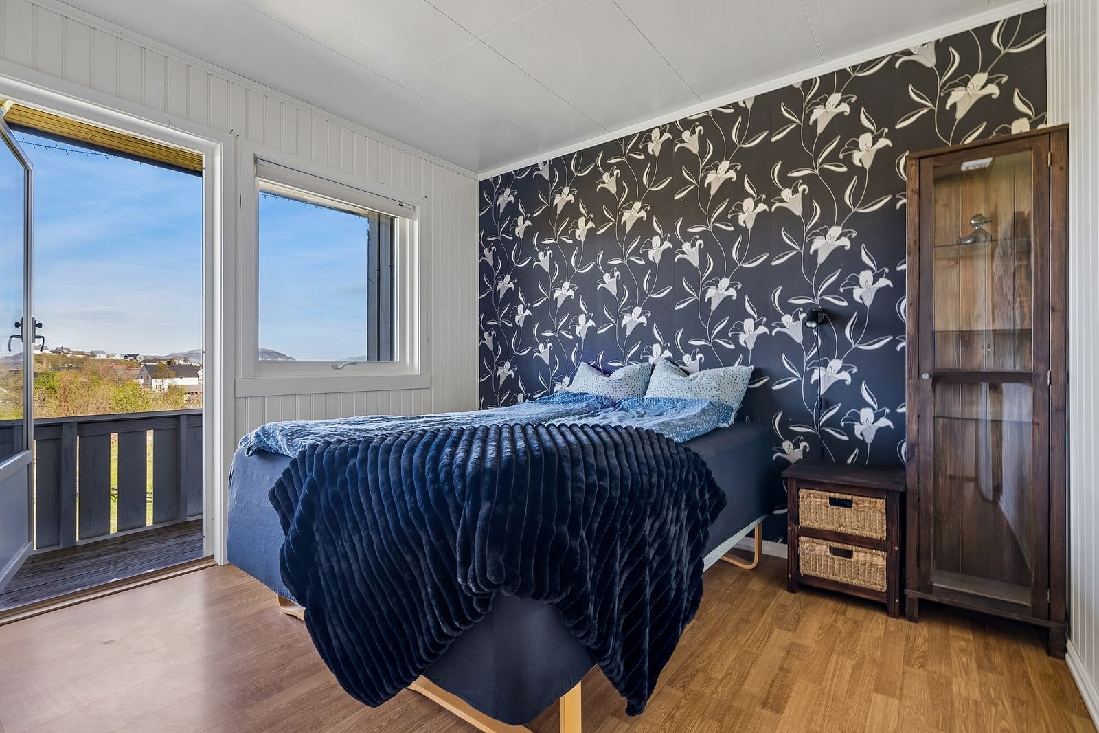 Soverommet har plass til dobbeltseng og enkel tilgang til garderobeløsning. Galleribilde