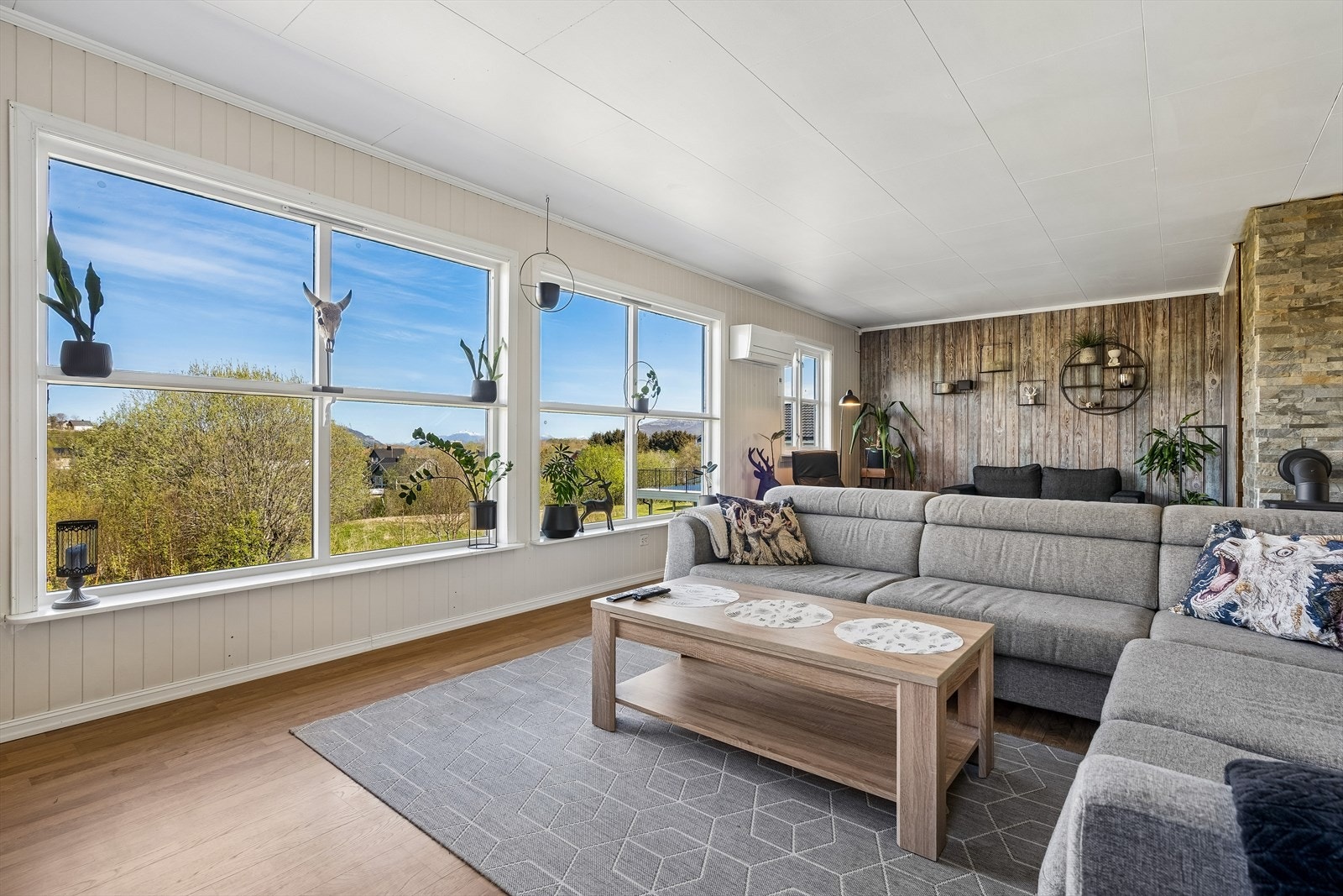 Store vindusflater slipper inn rikelig med naturlig lys og gir flott utsikt til omgivelsene. Galleribilde