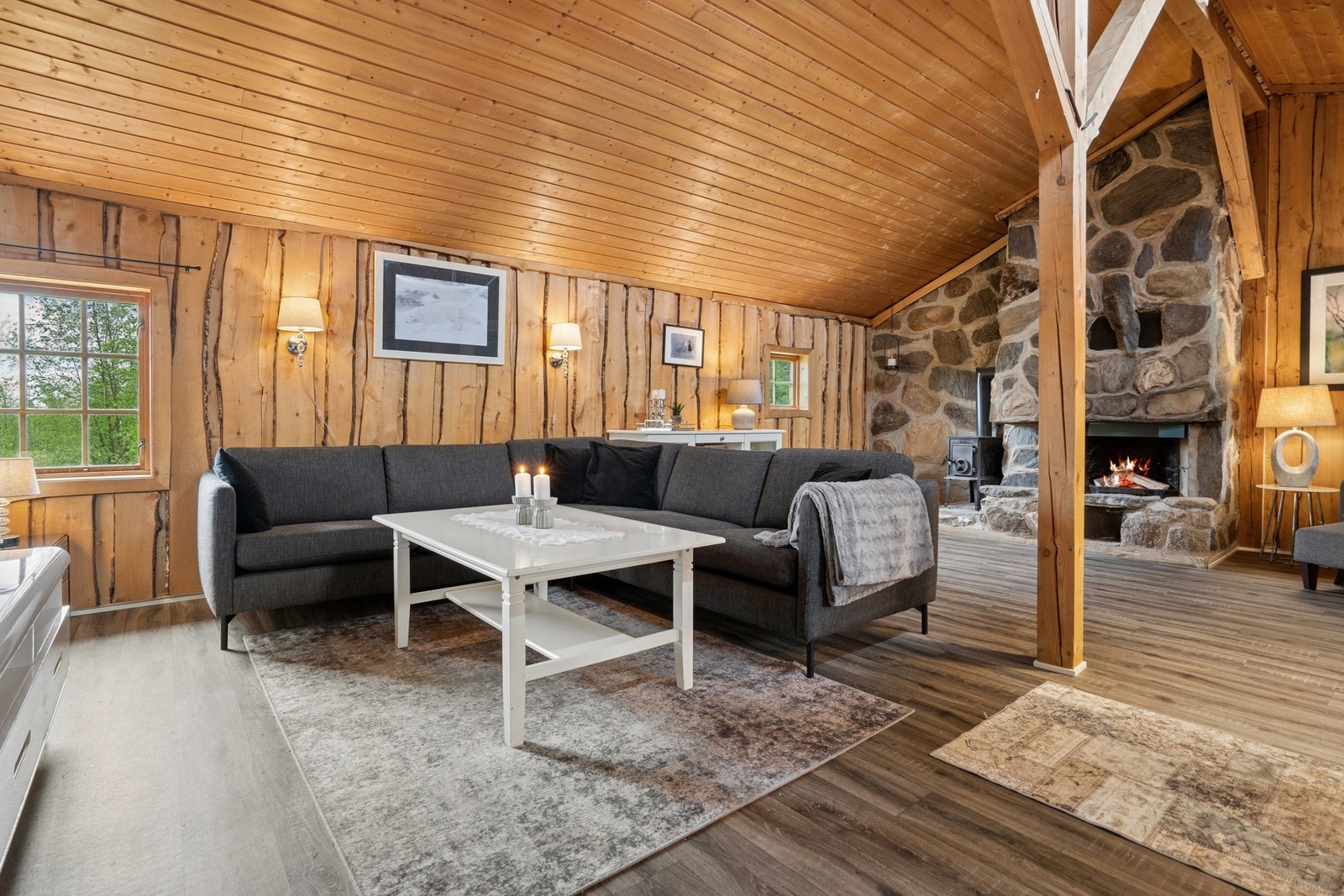 Belegg på gulv og villmarkspanel på vegger. Galleribilde
