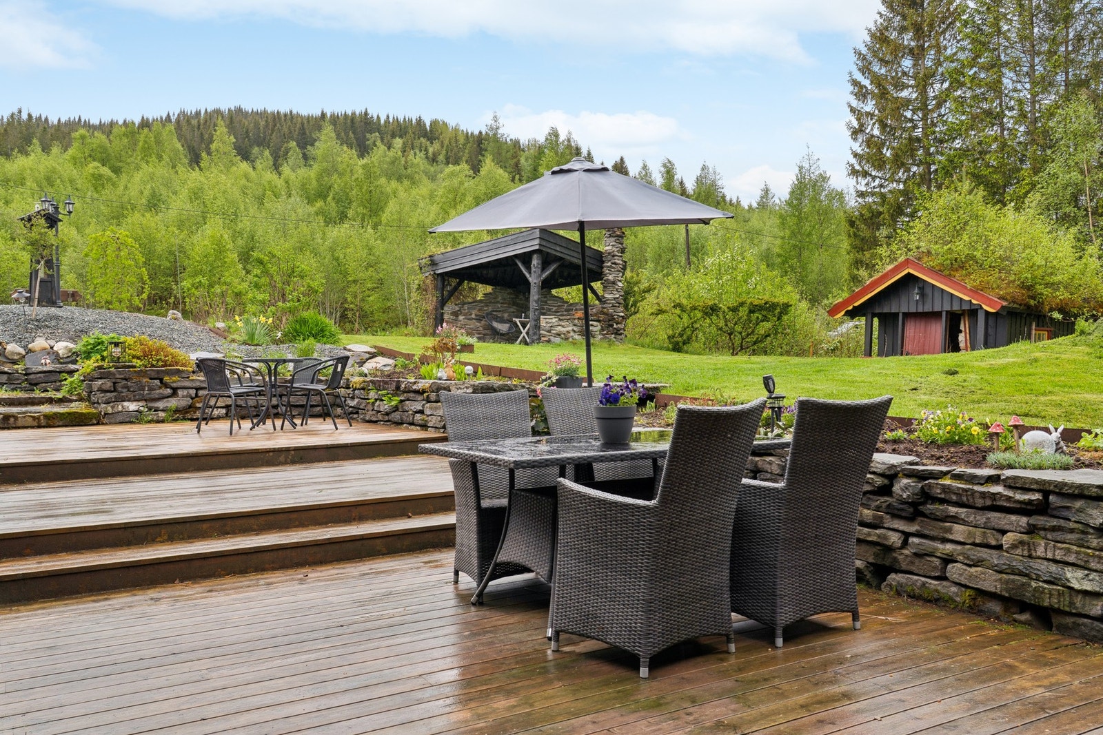 Stor terrasse på ca. 80 kvm og et sjarmerende grillhus i hagen. Galleribilde