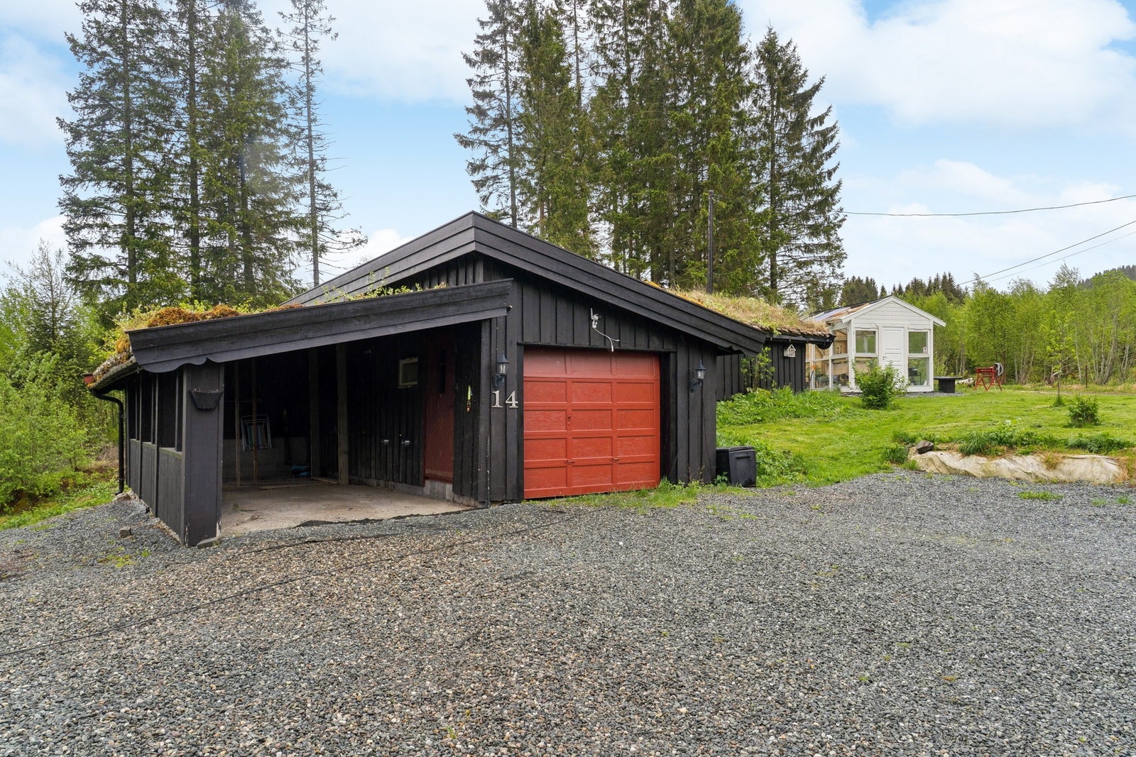 Gode parkeringsmuligheter på tomten med plass i garasje, carport og på gårdsplass. Galleribilde