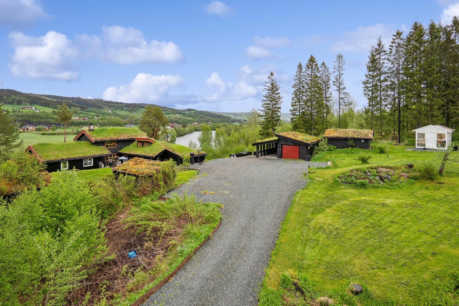 Innholdsrik eiendom med frodig tomt og flott beliggenhet i naturskjønne omgivelser. Galleribilde