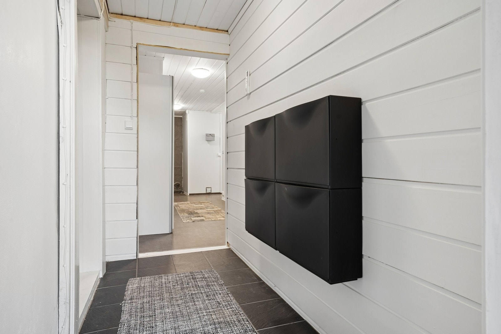 Egen inngang til kjelleren. Galleribilde