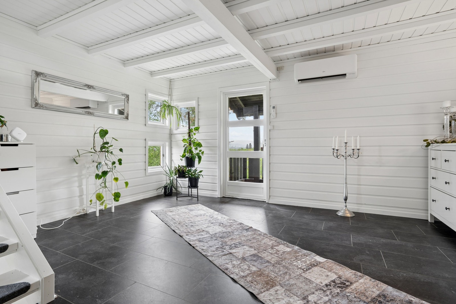 Stor og åpen entré med varmepumpe og utgang til terrasse. Galleribilde