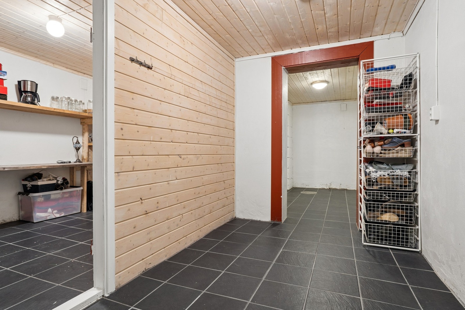 Kjelleren har 3 boder på hhv. 15, 8 og 7 kvm. Galleribilde