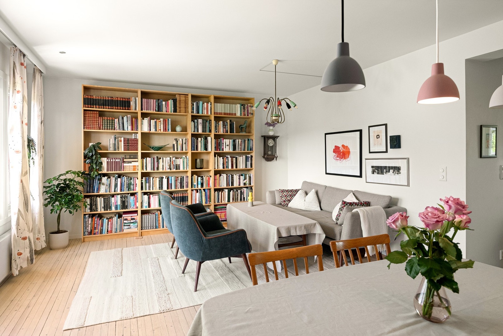 Her er det god plass til både en romslig sofagruppe med tilhørende møblement og et sosialt spisebord. Galleribilde