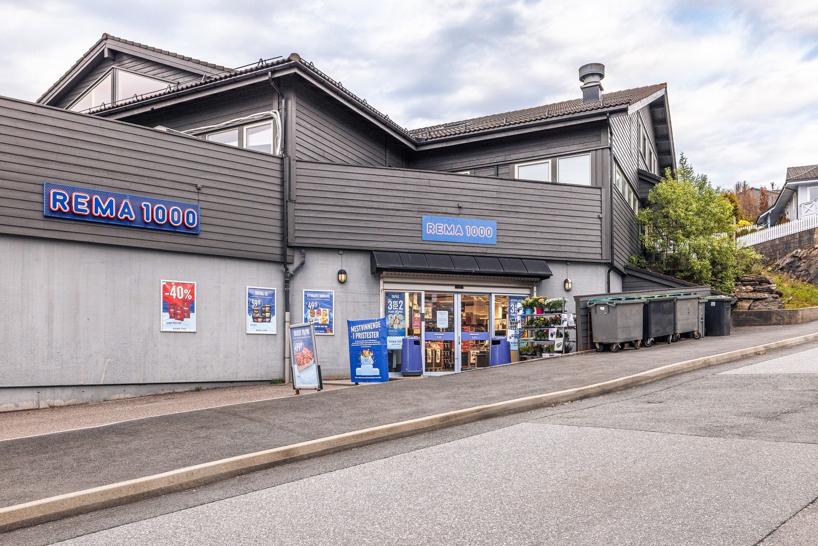 Rema 1000 i gangavstand, i tillegg er Åsane Storsenter og Gullgruven i nærheten med et bredt tilbud av fasiliteter. Galleribilde