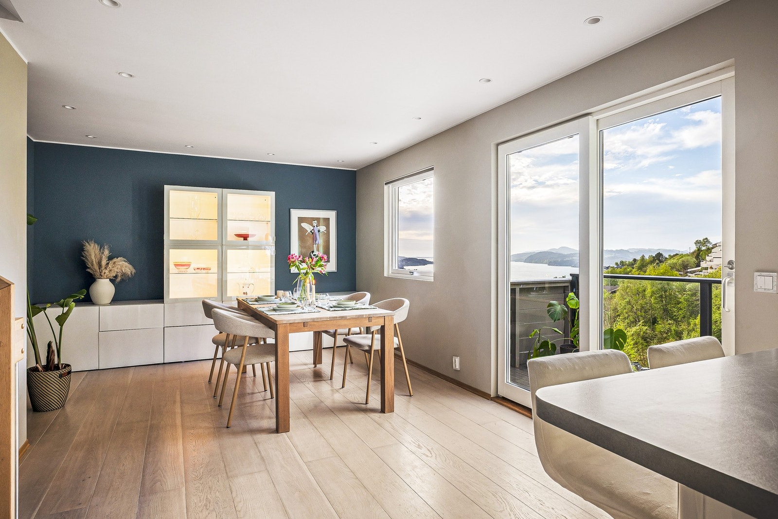 Her er det god plass til stort spisebord som rommer hele familien. Galleribilde