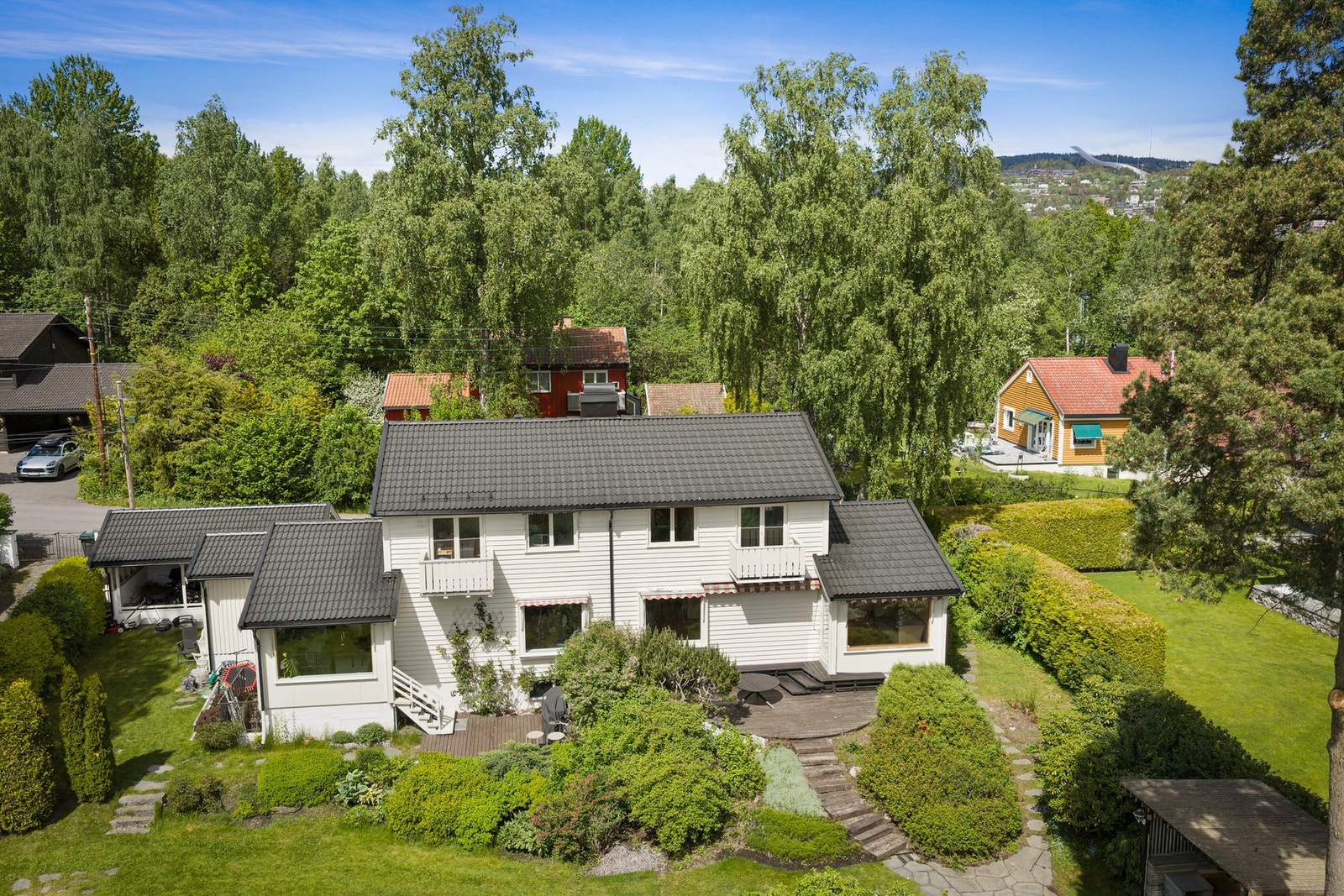 Vertikaldelt tomannsbolig i barnevennlig og rolig villastrøk Galleribilde