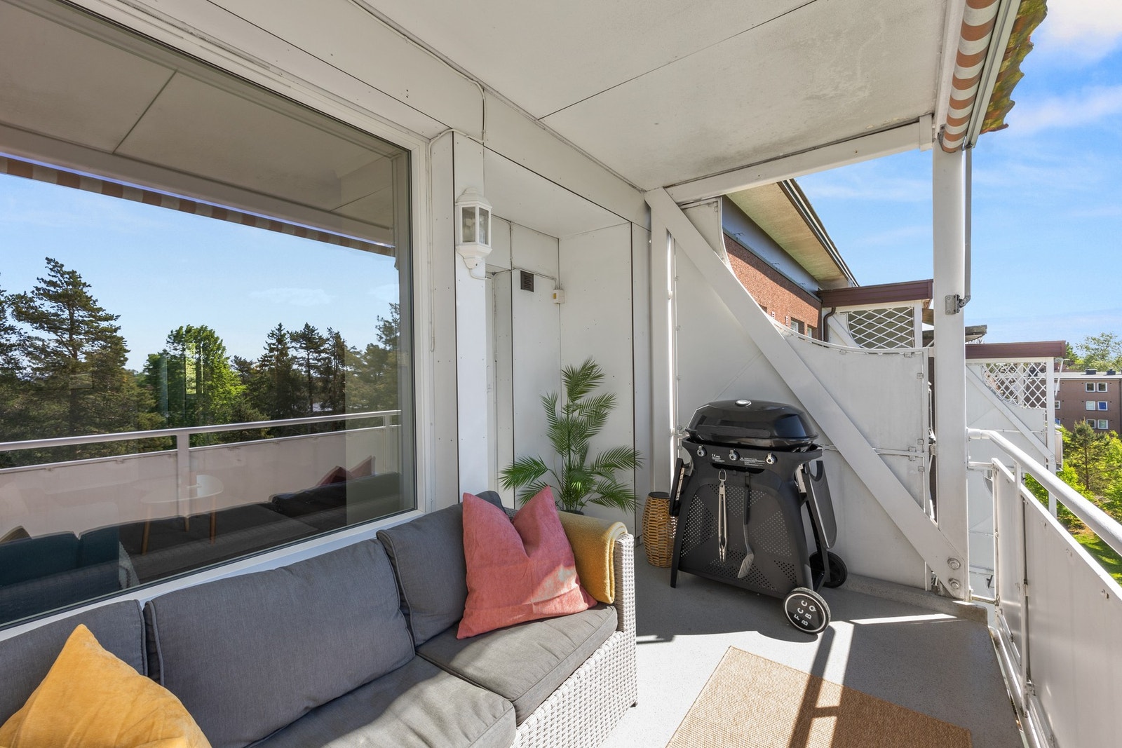 Det er god plass til utemøbler og grill. Videre er det montert markise, utelys og stikkontakt. Galleribilde