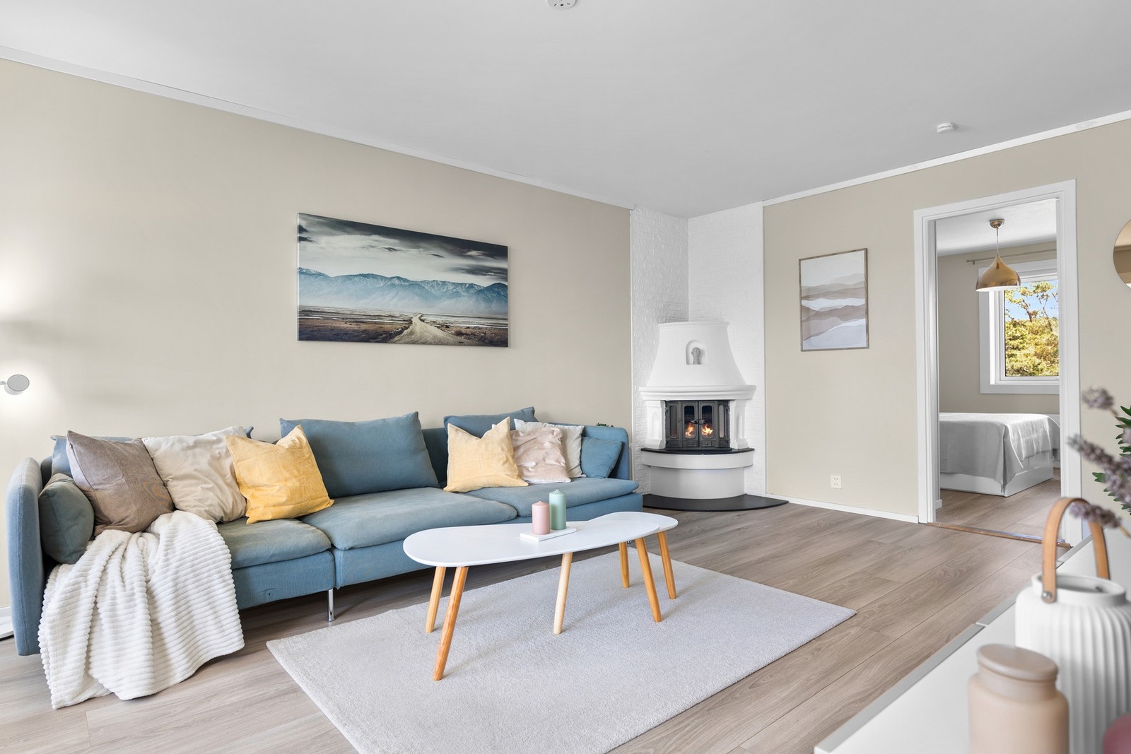 Det er fin plass til sofagruppe med tilhørende bord og spisebord. Galleribilde