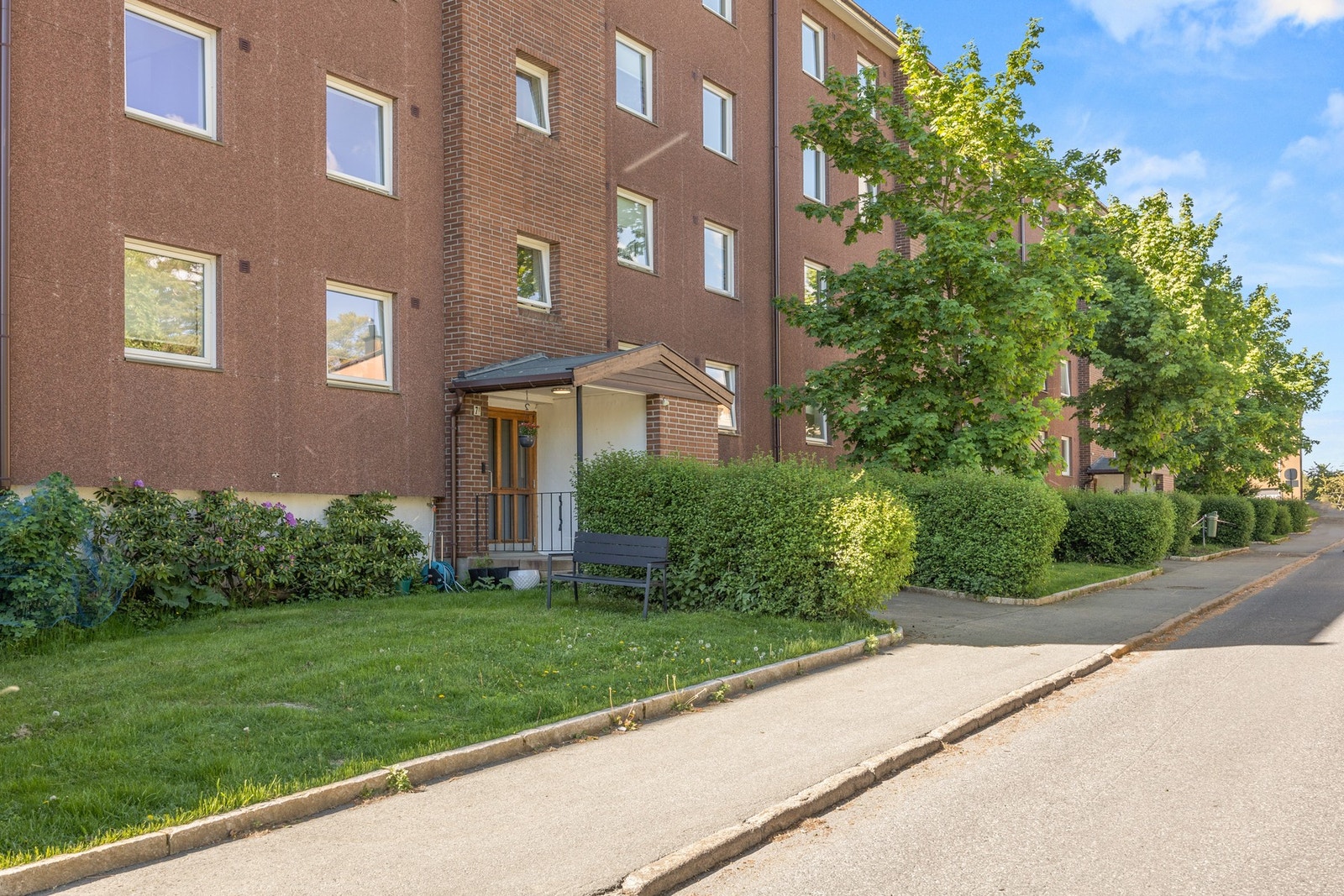 Skjermet og rolig beliggenhet i en enveiskjørt gate. Sentralt med kort gangavstand til bla. Østmarka, offentlig kommunikasjon og idrettsanlegg. Galleribilde