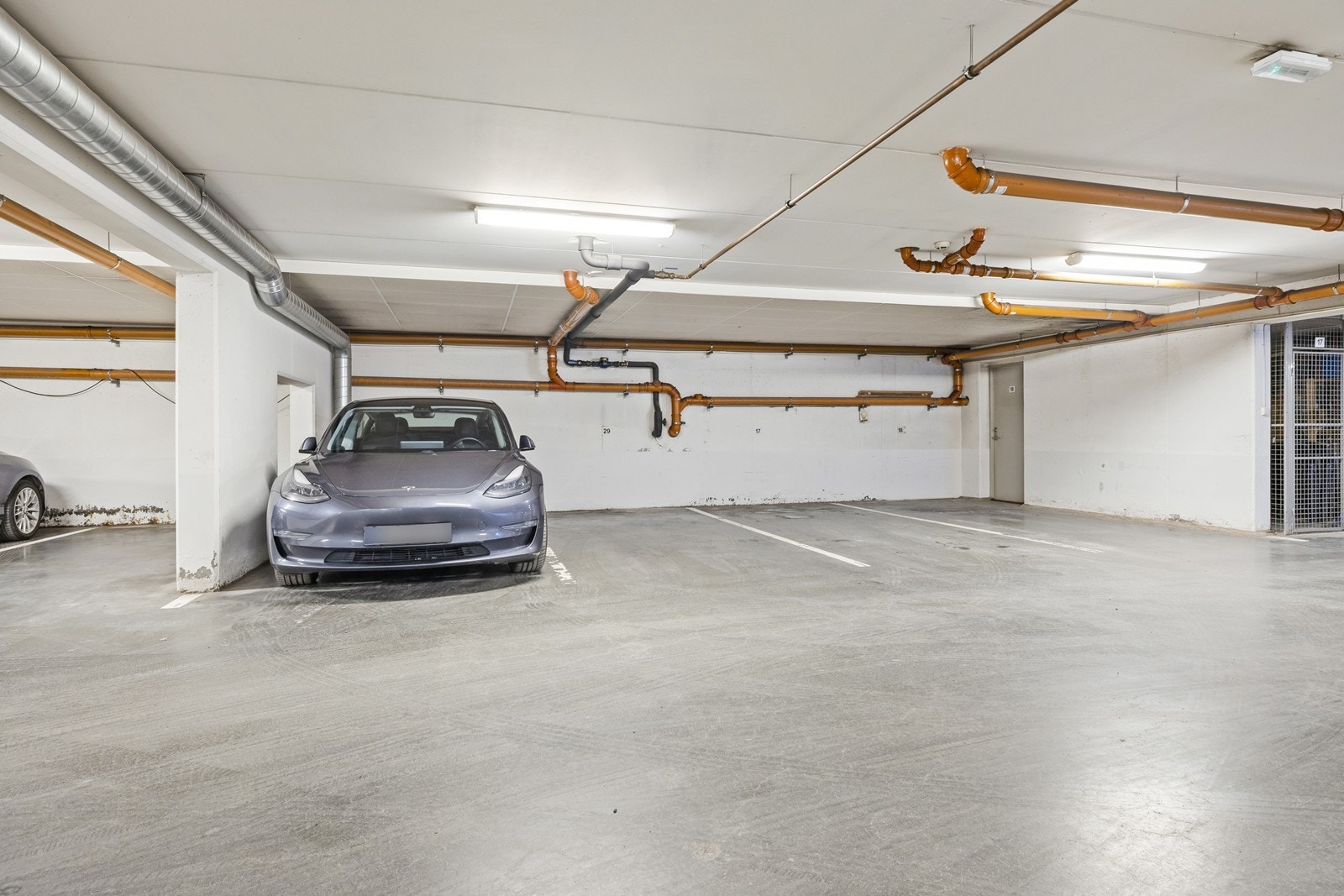 Med leiligheten følger parkeringsplass nr 30 i felles garasjeanlegg. Galleribilde