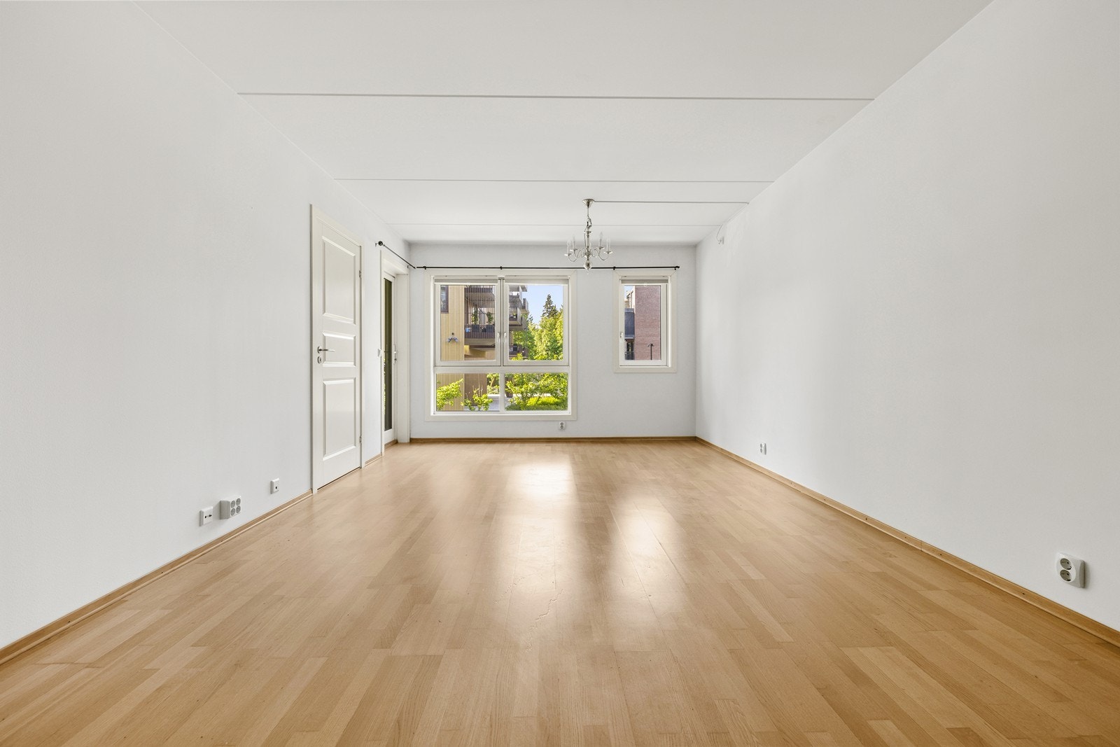 De store vindusflatene slipper inn nok av naturlig lys til rommet, noe som bidrar til en god atmosfære. Galleribilde