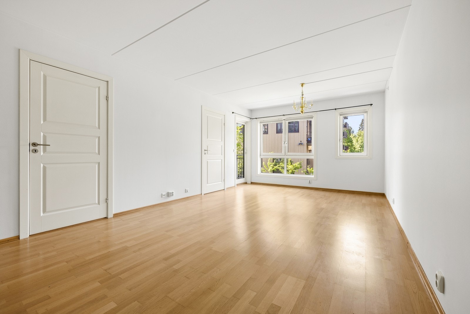 Stuen er malt i en lys og tidløs fargetone. Galleribilde