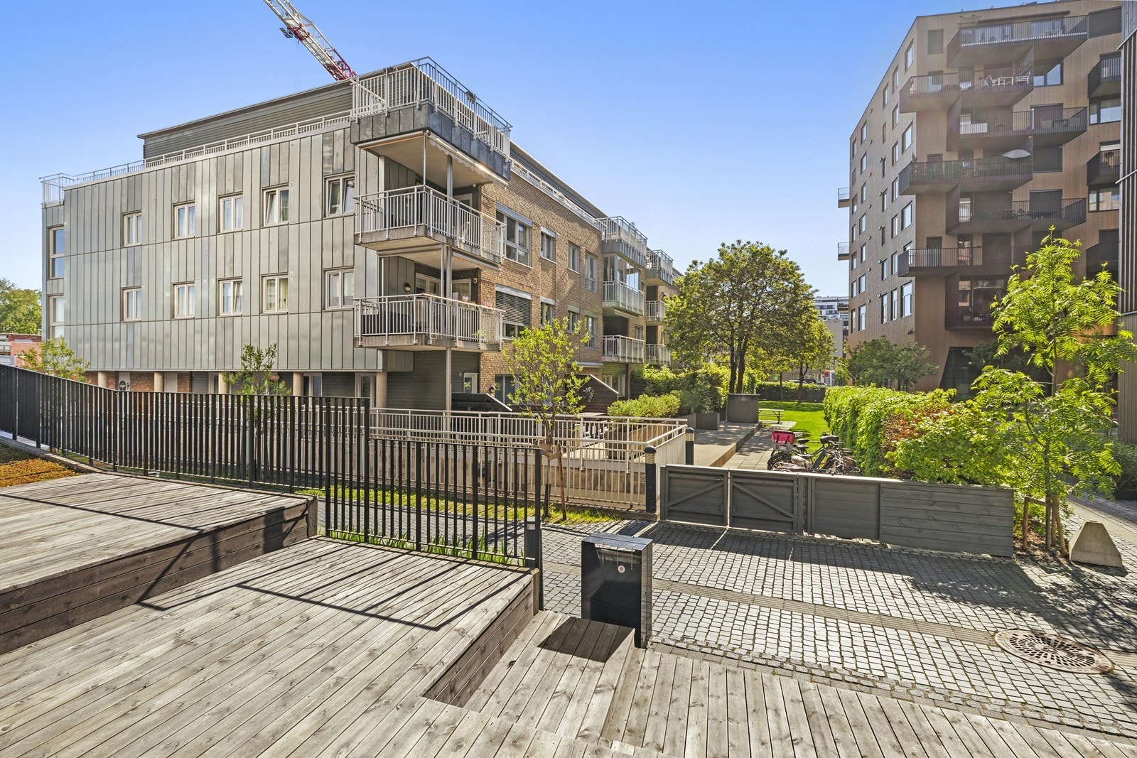 I umiddelbar nærhet finner du alt av servicetilbud, inkludert butikker og apotek på Lillestrøm Torv. Galleribilde