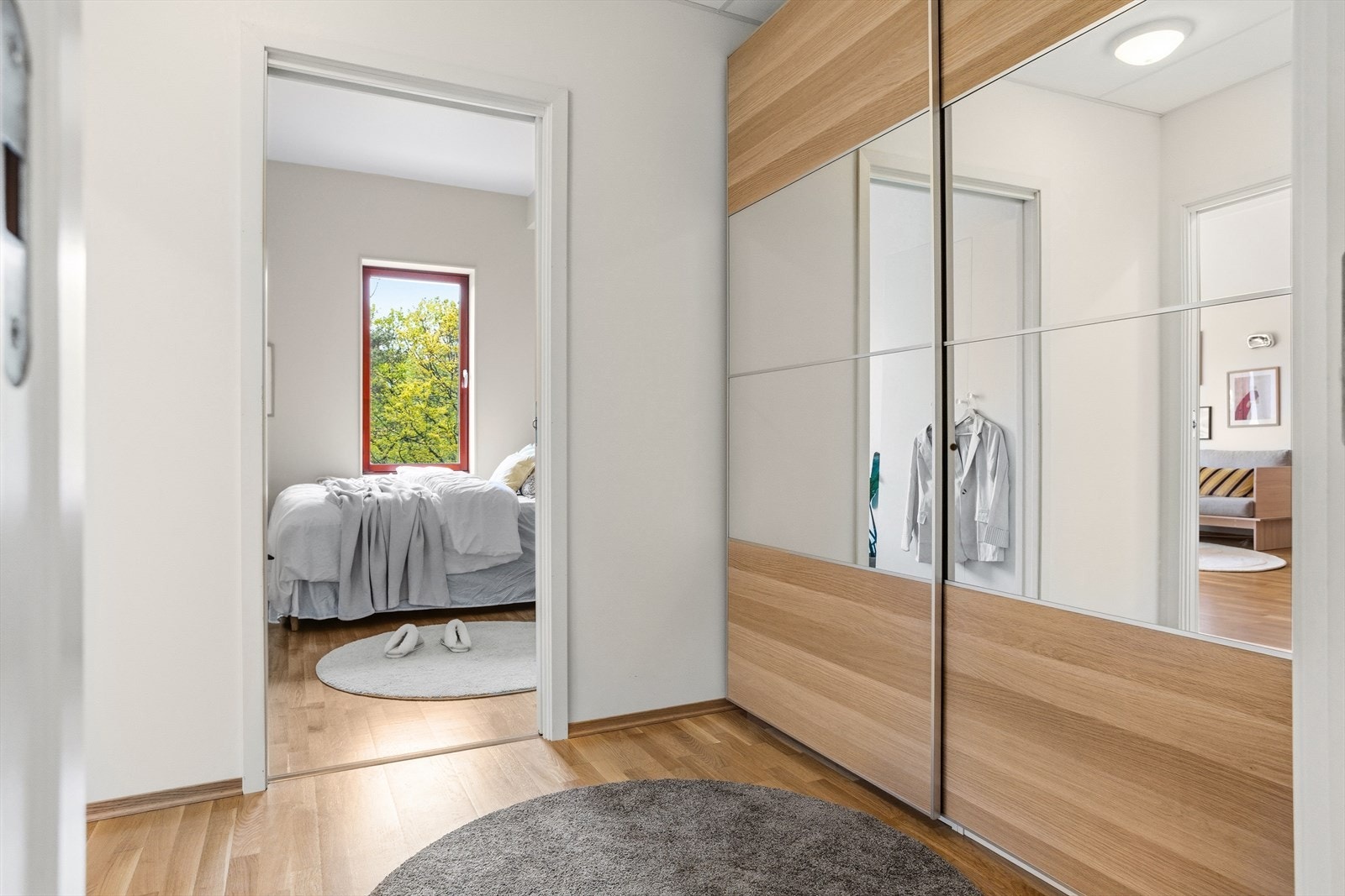 Mellom soverom og baderom har du ett omkledningsrom på 5,7 kvm perfekt for walk-in closet. Galleribilde