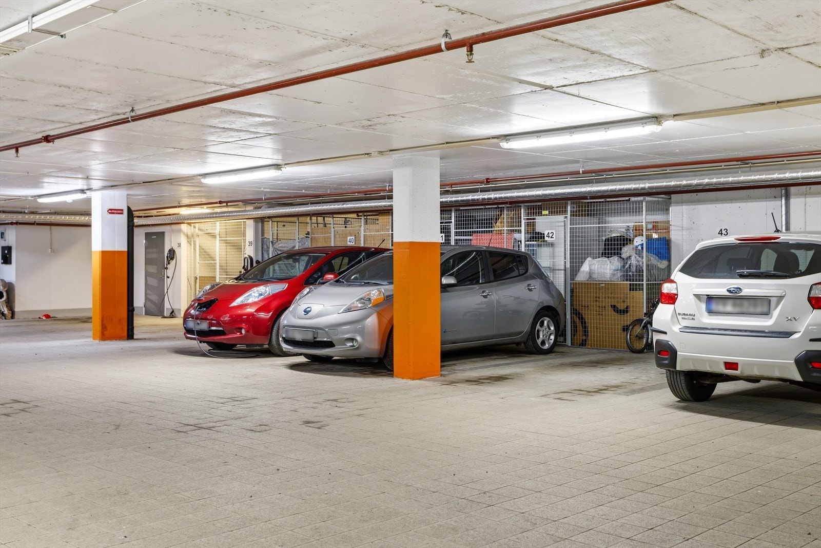 Medfølgende parkeringsplass i Garasjeanlegg. Galleribilde