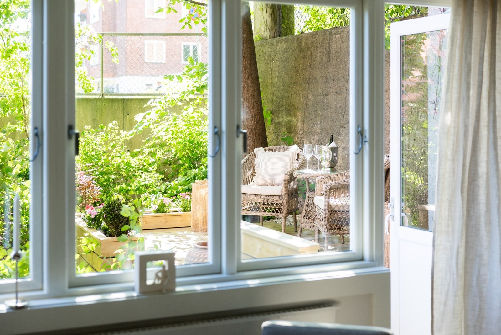 Fra oppholdsrommet er det utgang til nyoppført terrasseplatting med hyggelig utsyn mot felles hage Galleribilde