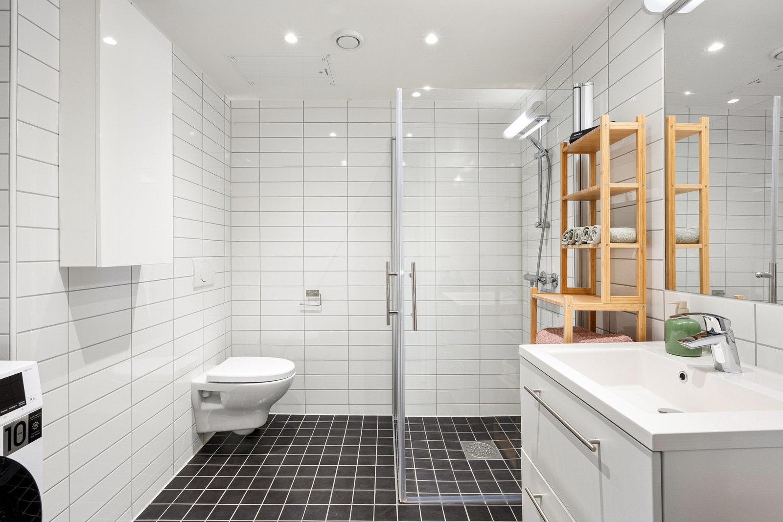 Leiligheten har et romslig, flislagt bad med downlights i tak og varme i gulv. Galleribilde