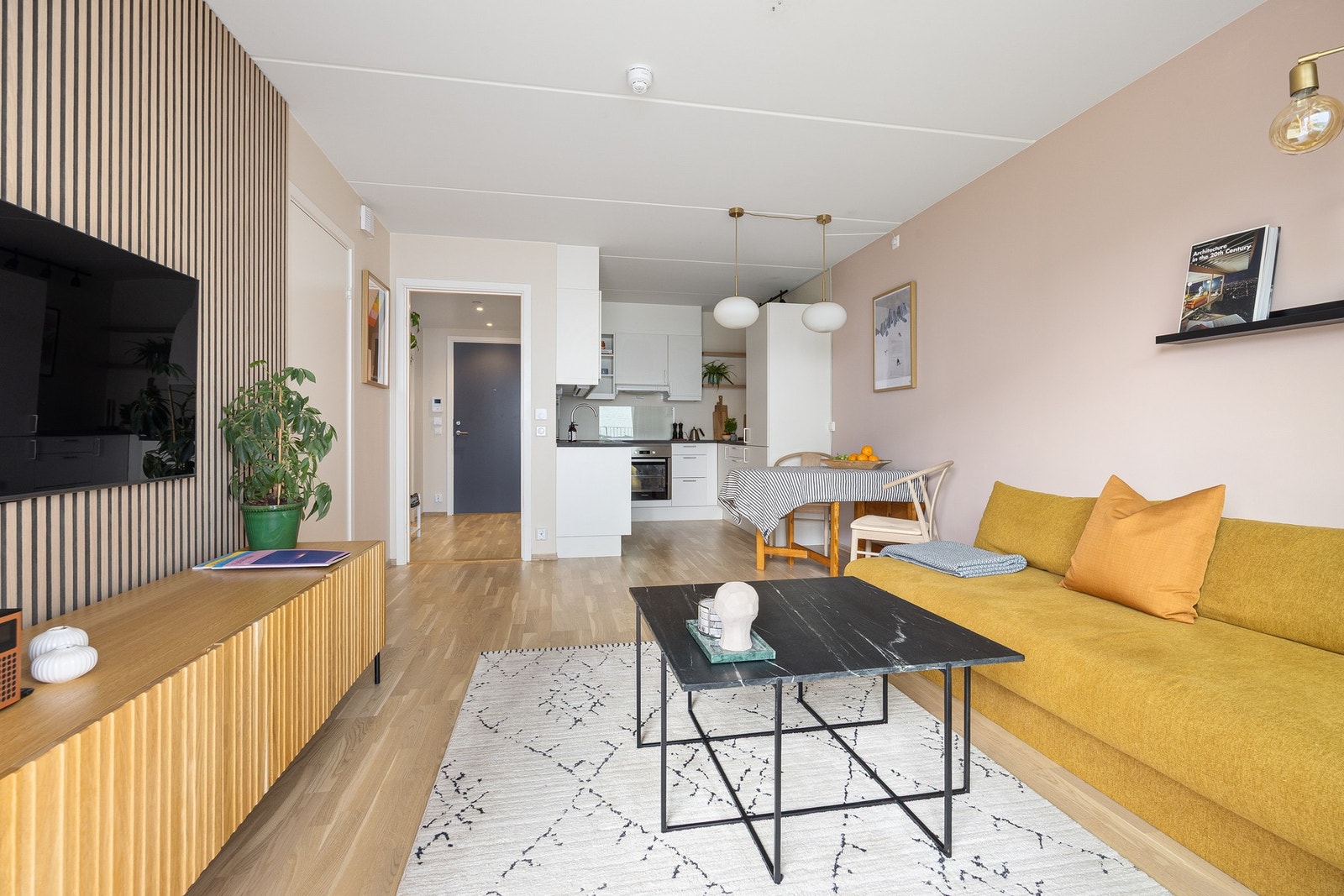 Rommet har plass til en sofaseksjon med tilhørende møblement, samtidig som det er plass til spisebord - perfekt for både hverdagsmiddager og hyggelige sammenkomster. Galleribilde