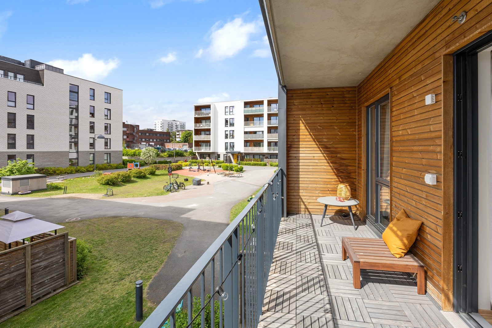 På balkongen er det plass til sittegruppe og grill, så her kan herlige sommerdager nytes. Galleribilde