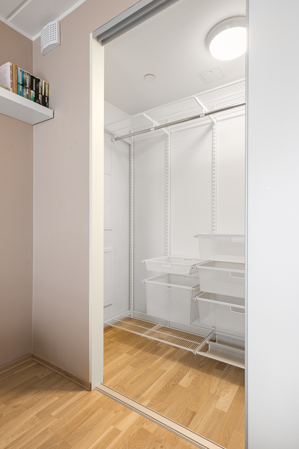 Rommet har godt med oppbevaringsplass i skyvedørsgarderobe (innvendig bod). Galleribilde