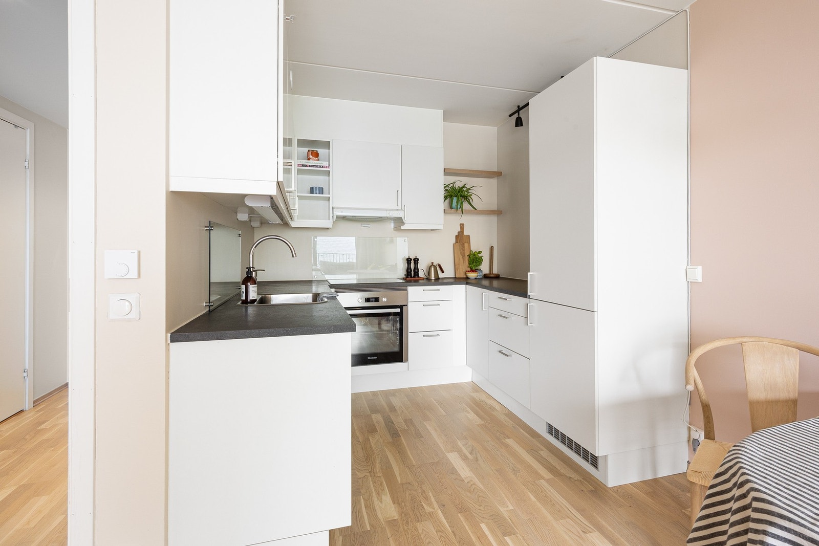 Pent kjøkken fra HTH med åpen løsning mot stuen. Galleribilde