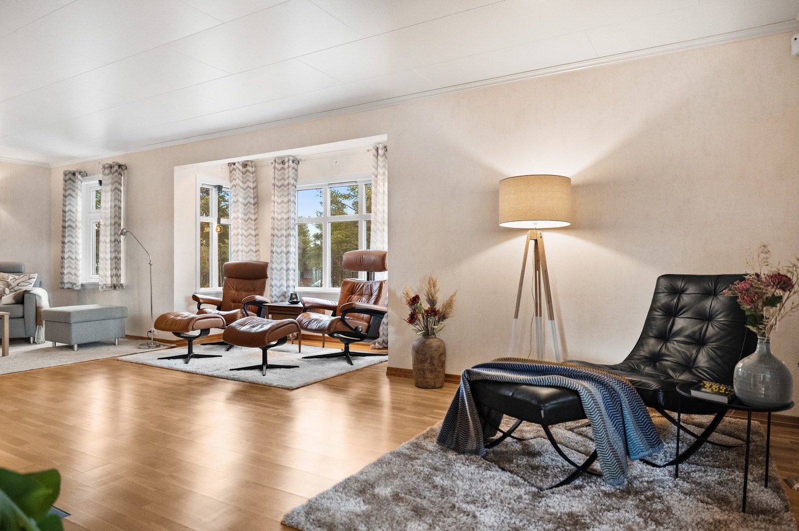 Stuen har god plass til ulike møbleringssoner. Galleribilde