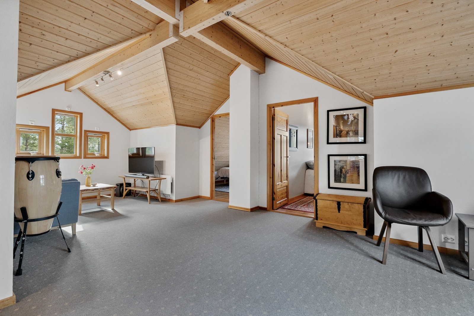 Boligen har en romslig loftstue med god plass til ønsket møblement. Galleribilde