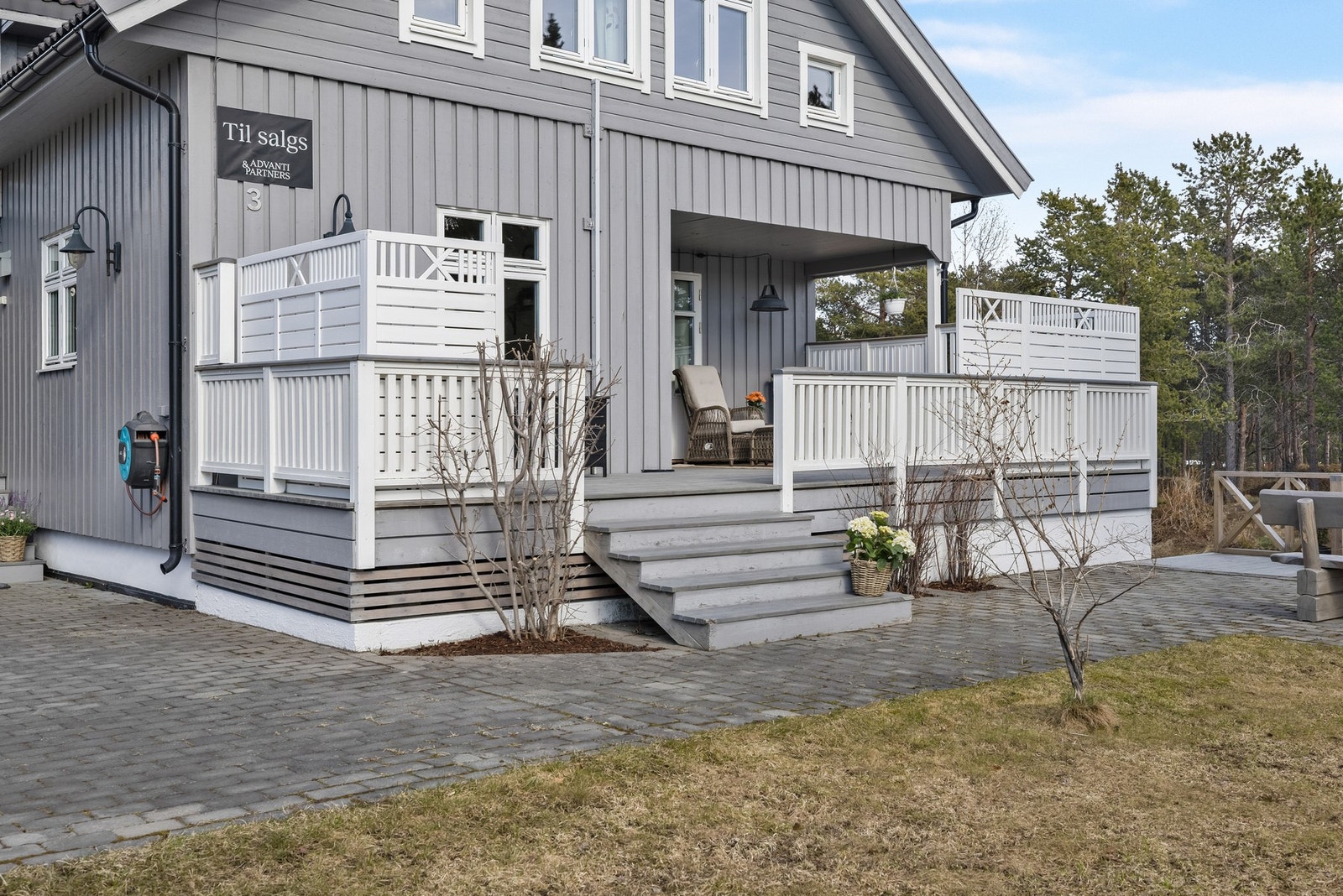 Det er utgang til terrasse fra stue og videre adkomst til uteområde. Galleribilde