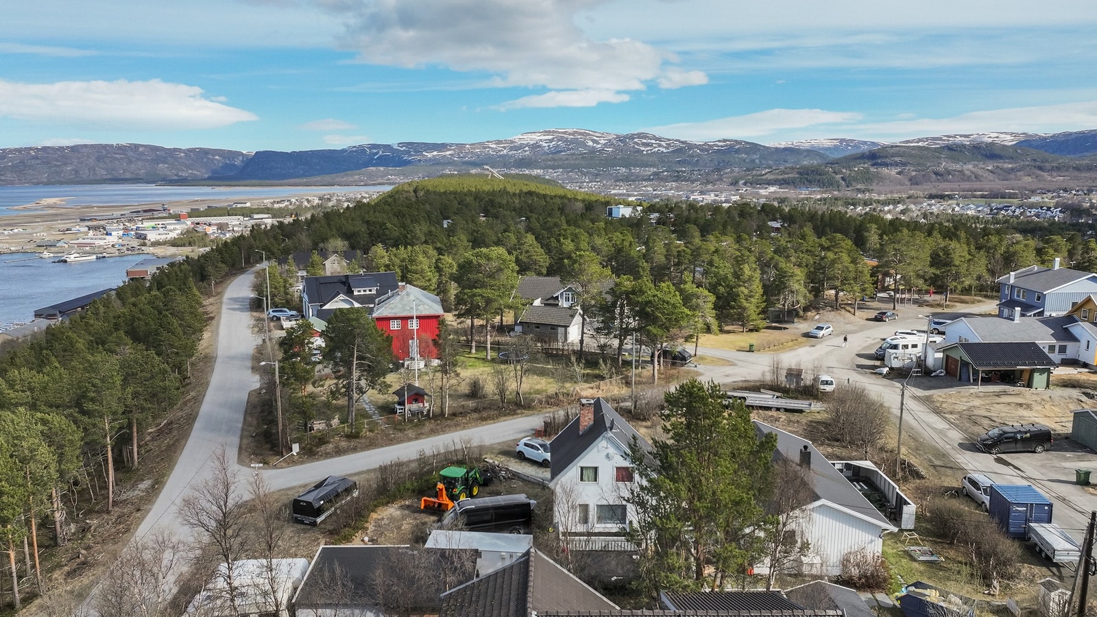 Eiendommen har en attraktiv og sentrumsnær beliggenhet i et rolig boligområde. Galleribilde
