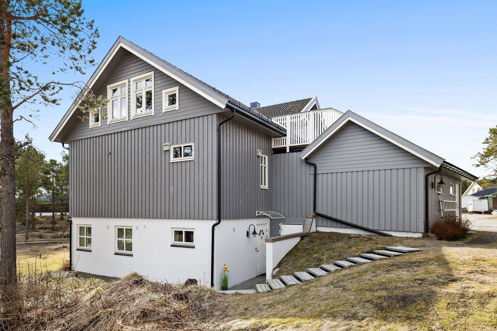 Eneboligen har en godkjent utleiedel med egen inngang. Galleribilde