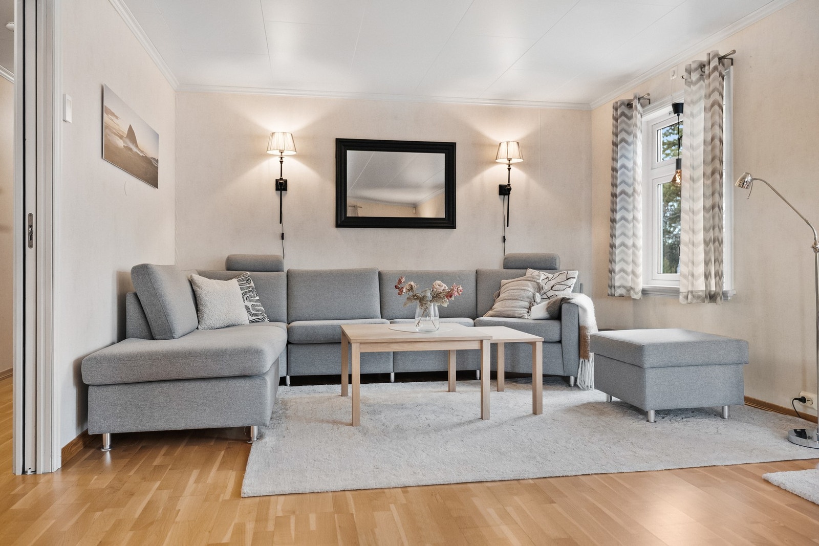 Det er god plass til en sofagruppe med tilhørende møblement. Galleribilde