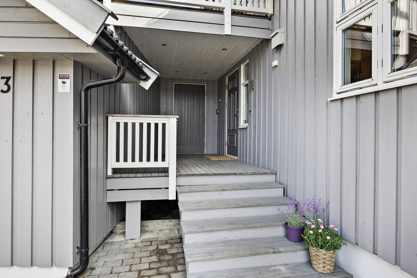 Boligen har et flott, overbygd inngangsparti. Galleribilde