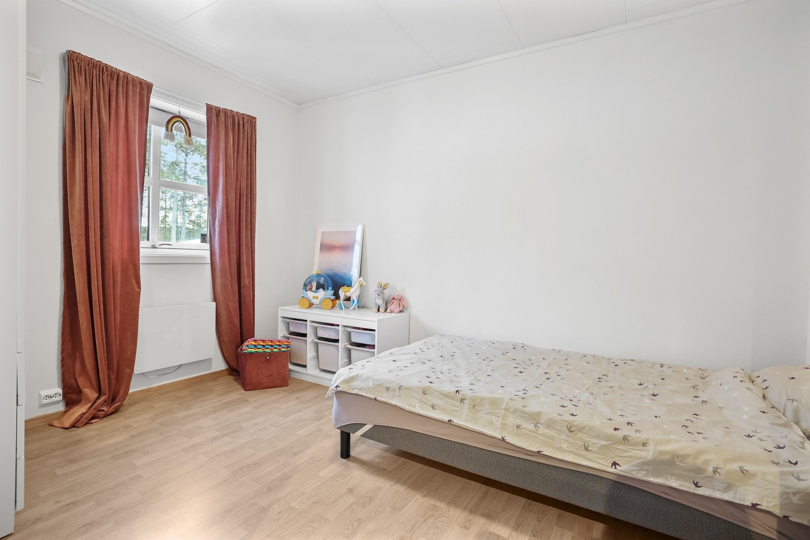 Begge soverommene har god plass til seng, nattbord og annet ønsket møblement. Galleribilde