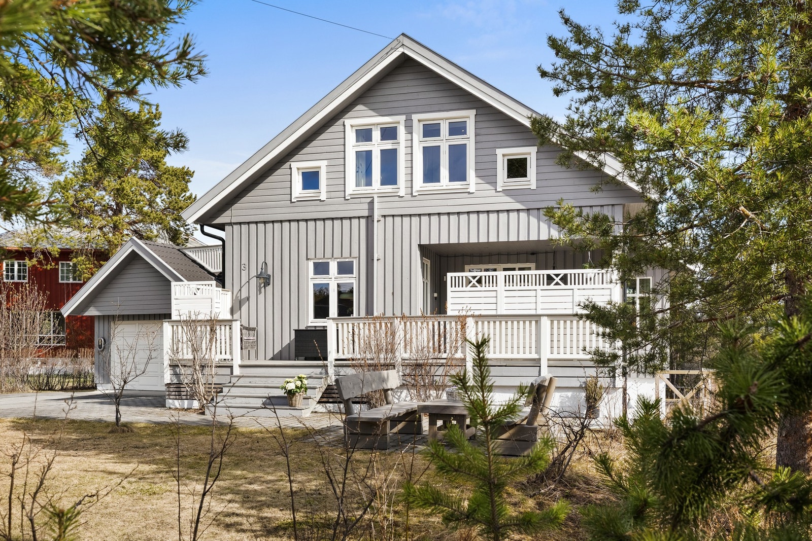 Boligen har et flott uteområde med terrasse og hageareal. Galleribilde