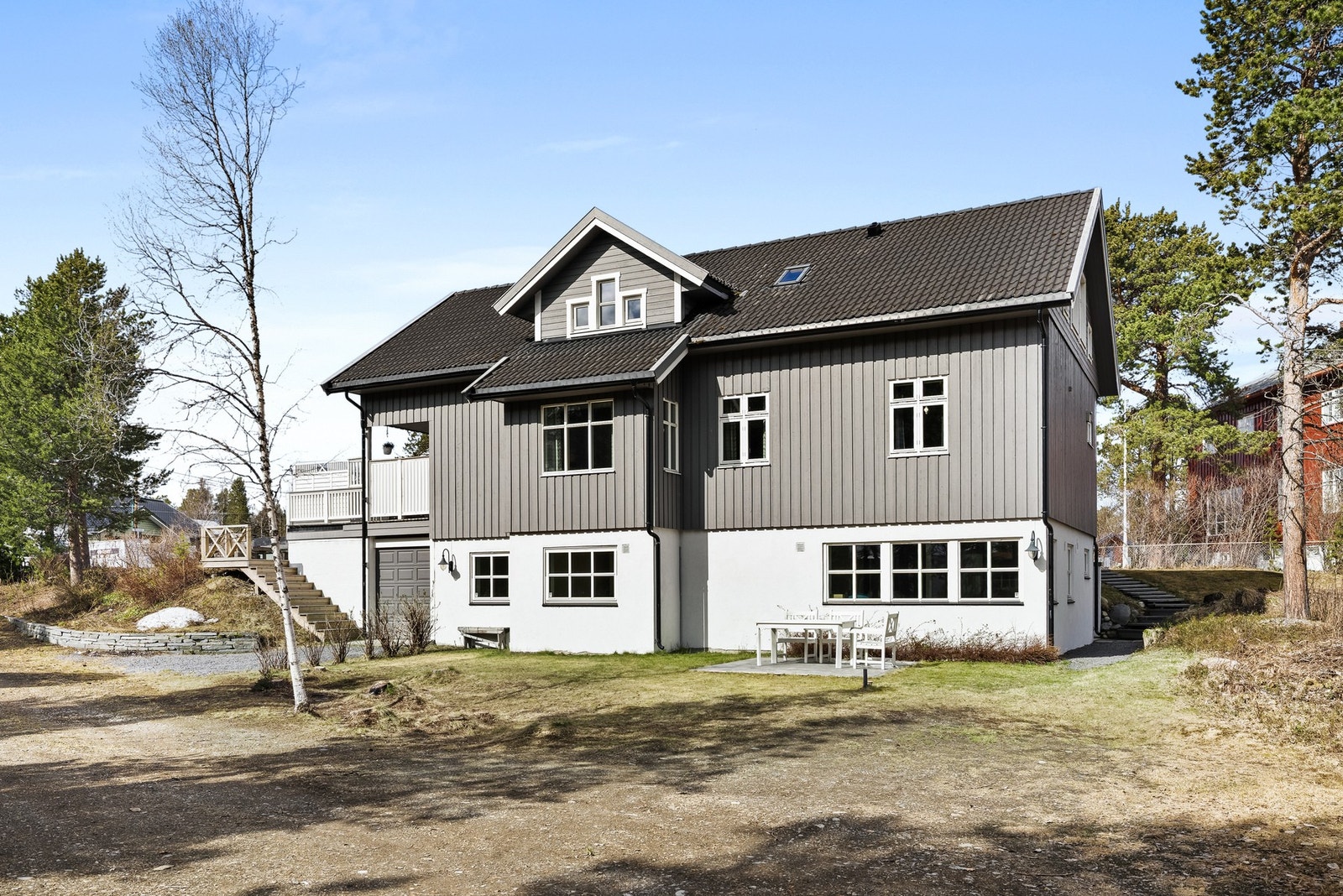 Eneboligen har et opparbeidet uteområde med trapp mellom de ulike nivåene. Galleribilde