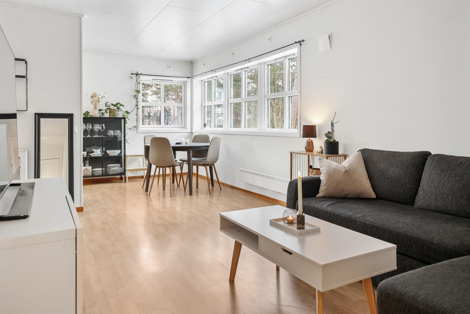 Mellom stue og kjøkken er det plass til en trivelig spisebord. Galleribilde