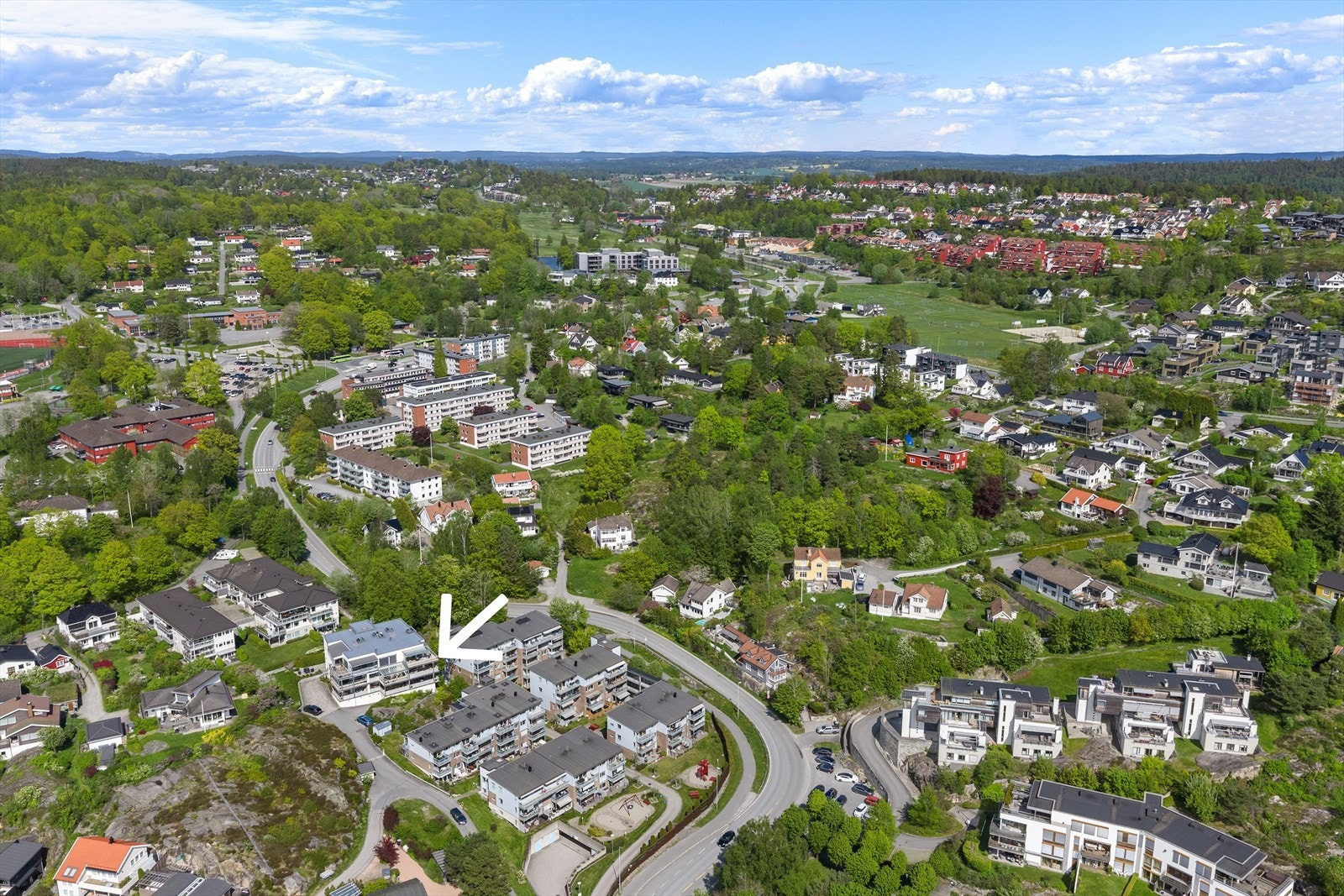Beliggenheten er ideell for pendlere, med bussholdeplass kun et par minutters gange unna med ekspressbuss til Oslo. Galleribilde