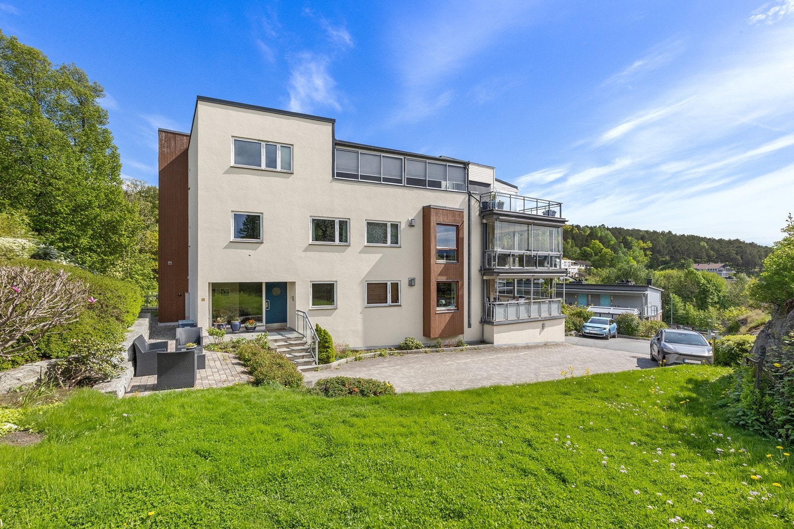 Adkomst til leiligheten via felles, innvendig trapperom med heis. Galleribilde