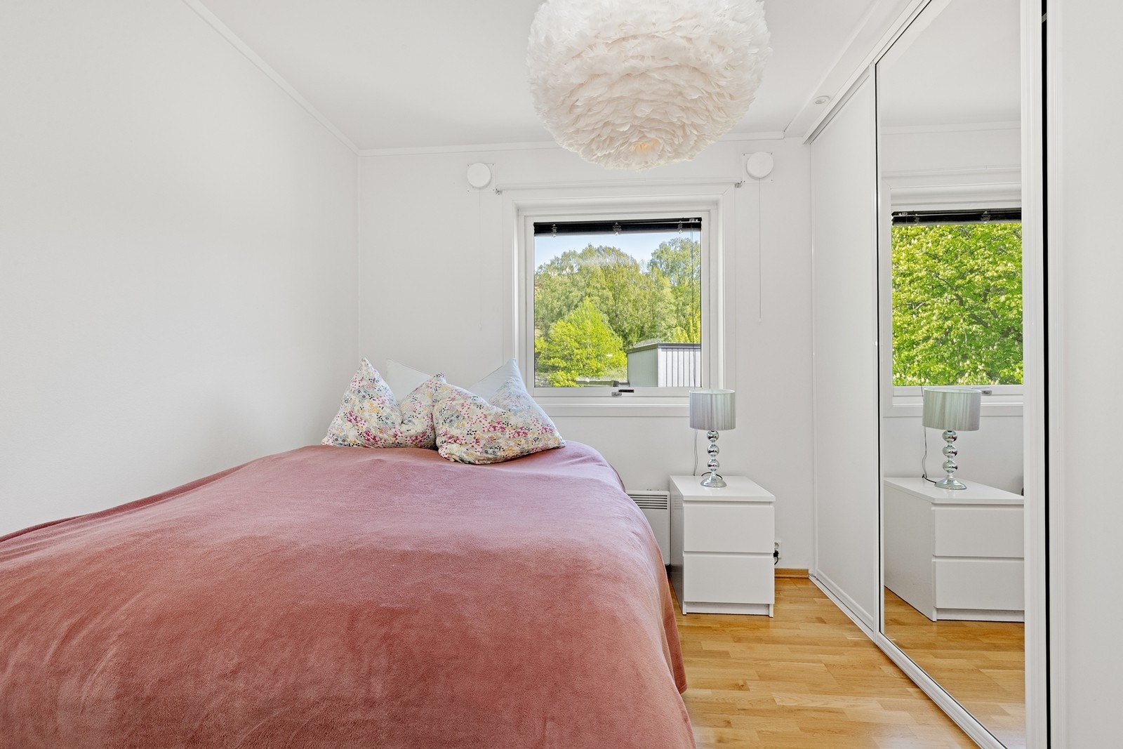 Leiligheten har tre soverom av god størrelse, hvorav to er utstyrt med skyvedørsgarderober. Galleribilde